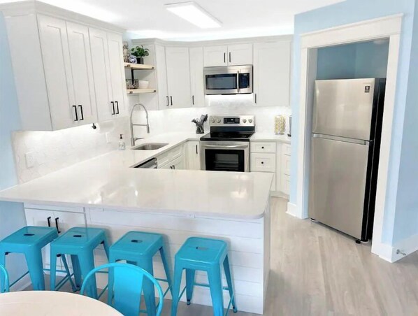 ثلاجة، ميكروويف، فرن، موقد طهي مسطح