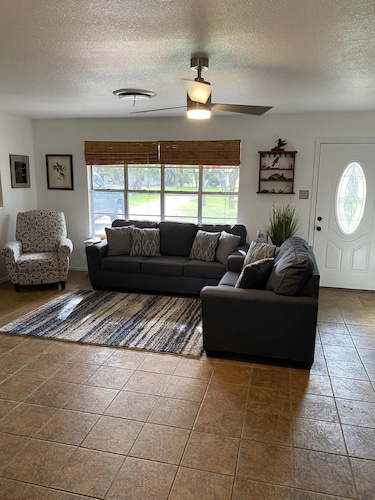 Tony's Coastal Cottage: Dog Friendly & Lrg. Privacy Fenced Backyard!! Quiet area