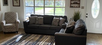 Tony's Coastal Cottage: Dog Friendly & Lrg. Privacy Fenced Backyard!! Quiet area