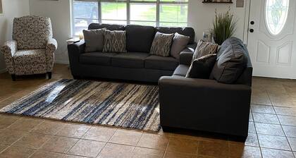 Tony's Coastal Cottage: Dog Friendly & Lrg. Privacy Fenced Backyard!! Quiet area