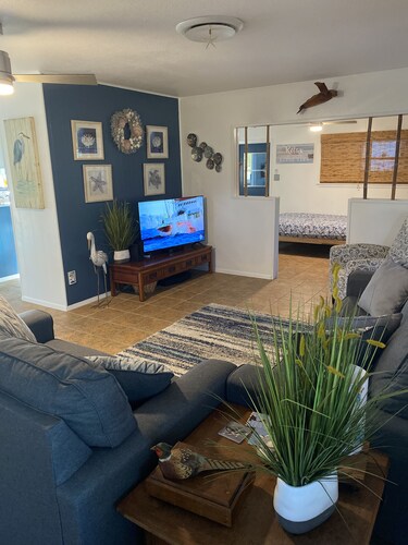 Tony's Coastal Cottage: Dog Friendly & Lrg. Privacy Fenced Backyard!! Quiet area