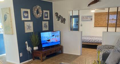 Tony's Coastal Cottage: Dog Friendly & Lrg. Privacy Fenced Backyard!! Quiet area