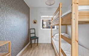 2 bedrooms, travel cot, free WiFi