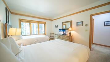 شقة بريميير - غرفتا نوم - بمغطس ساخن - بمنظر للمنتجع (Chateaux DuMont 2717) | 2 عدّة غرف نوم وبديكورات فريدة لكل غرفة وطراز فريد لكل وحدة