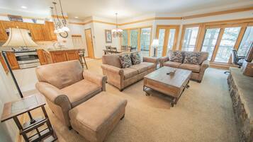 شقة بريميير - غرفتا نوم - بمغطس ساخن - بمنظر للمنتجع (Chateaux DuMont 2717) | منطقة المعيشة | تلفزيون بشاشة مسطحة بحجم 42-بوصة يعرض قنوات تلفزيونية باشتراك مدفوع