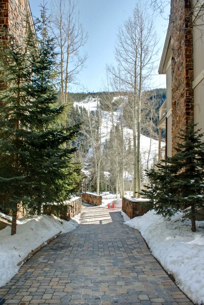 Chateaux Dumont 2717