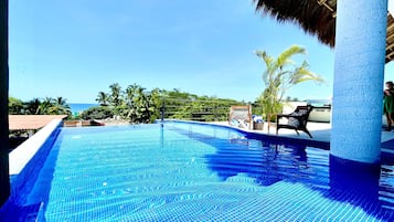 Una piscina al aire libre, una piscina climatizada