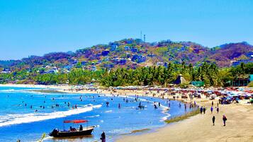 Ubicación cercana a la playa y toallas de playa