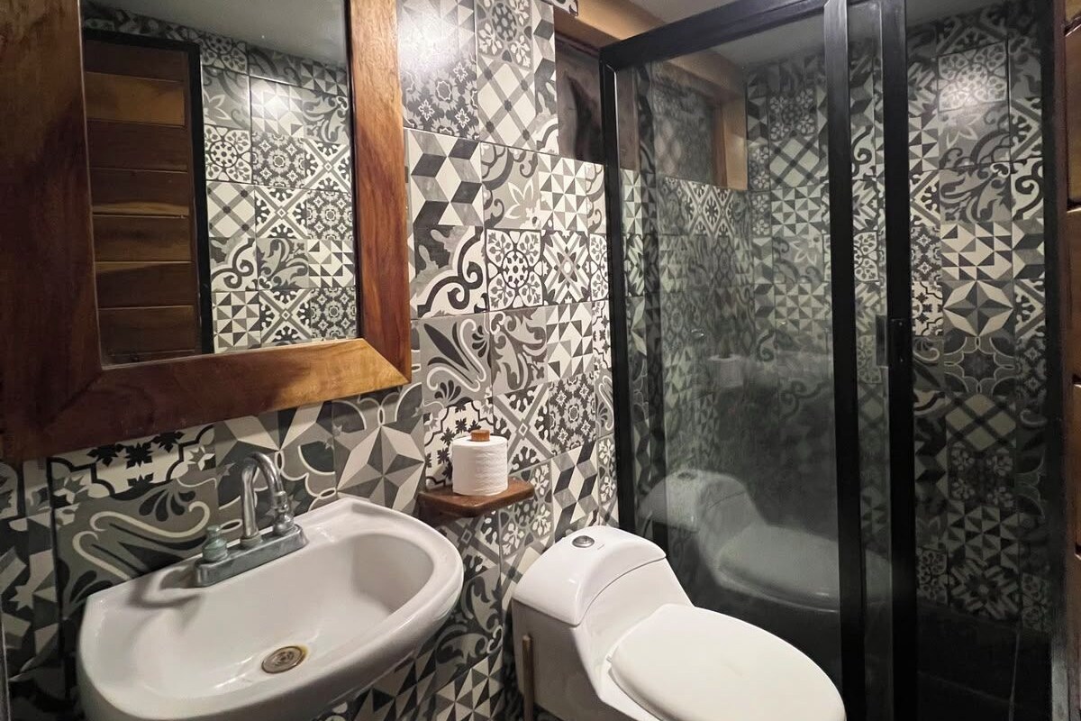 Basic Cabin | Bathroom | Shower, hair dryer, towels, soap