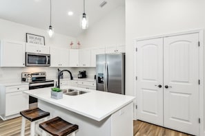 Fridge, microwave, oven, stovetop - New Home in Pensacola-Perdido Key. 5 Min. to beach and fenced yard!   (Pensacola)