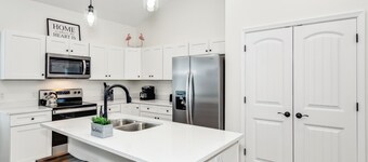 New Home in Pensacola-Perdido Key. 5 Min. to beach and fenced yard!  