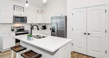 New Home in Pensacola-Perdido Key. 5 Min. to beach and fenced yard!