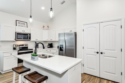 New Home in Pensacola-Perdido Key. 5 Min. to beach and fenced yard!  