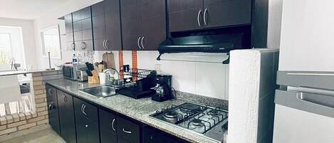 Een koelkast, een microgolfoven, een oven, een kookplaat