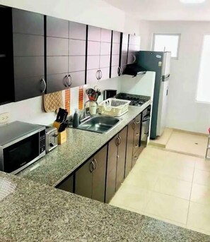 Jääkaappi, mikroaaltouuni, uuni, liesi