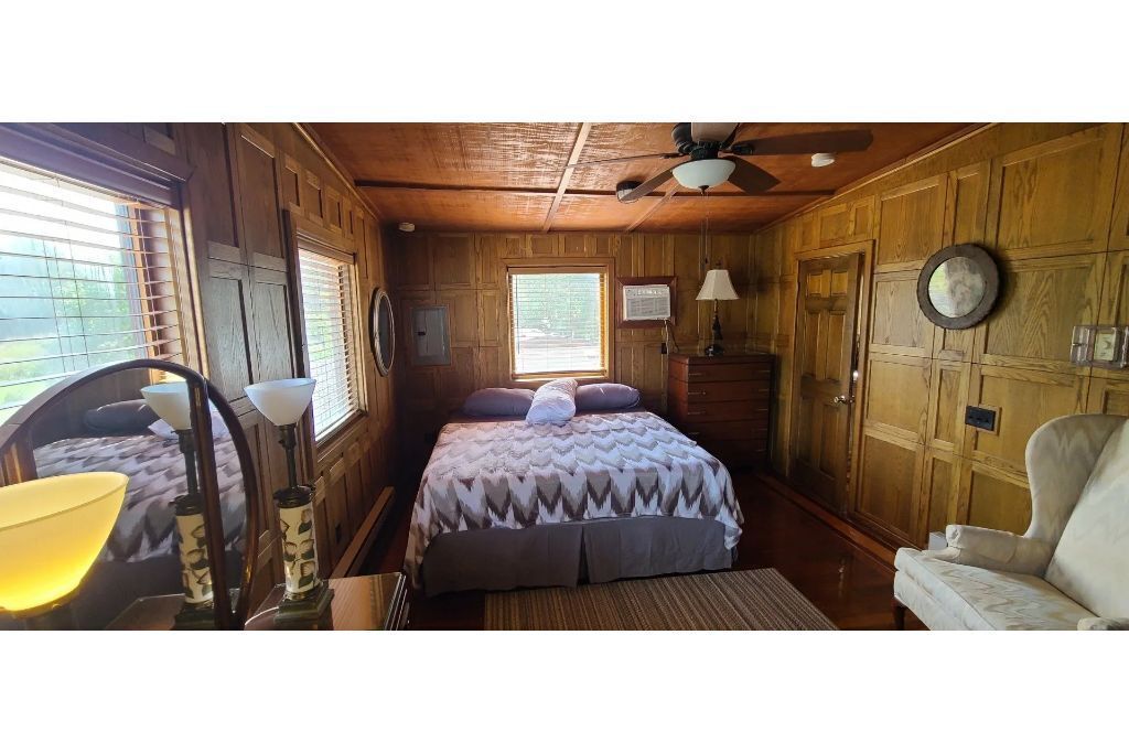 Quaint and peaceful waterfront cabin 1 BEDROOM unit #3 