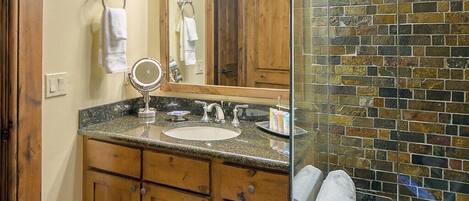 Séchoir à cheveux, serviettes fournies