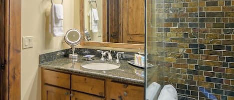 Hiustenkuivaaja, bidee, pyyhkeet, saippua