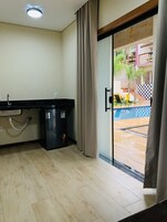 Minibar, wifi gratis y ropa de cama 