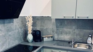 Cafetera y tetera, refrigerador, microondas y horno 