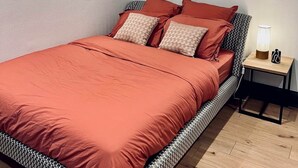 Tabla de planchar con plancha, wifi y ropa de cama 