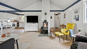 A spacious living area with a fireplace, a dining area, and a kitchen. - Nice home in Hemmet with WiFi (Hemmet)