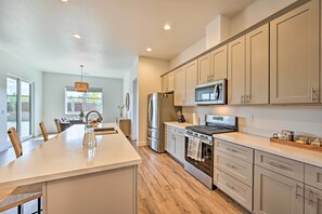 Fridge, microwave, stovetop, dishwasher - Flagstaff Retreat w/ Covered Patio, 3 Mi to Dtwn (Flagstaff)