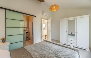 2 bedrooms, travel cot, free WiFi, bed sheets