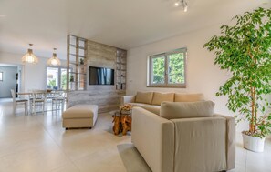 TV, ping pong - Beautiful home in Hrboki (Hrboki)