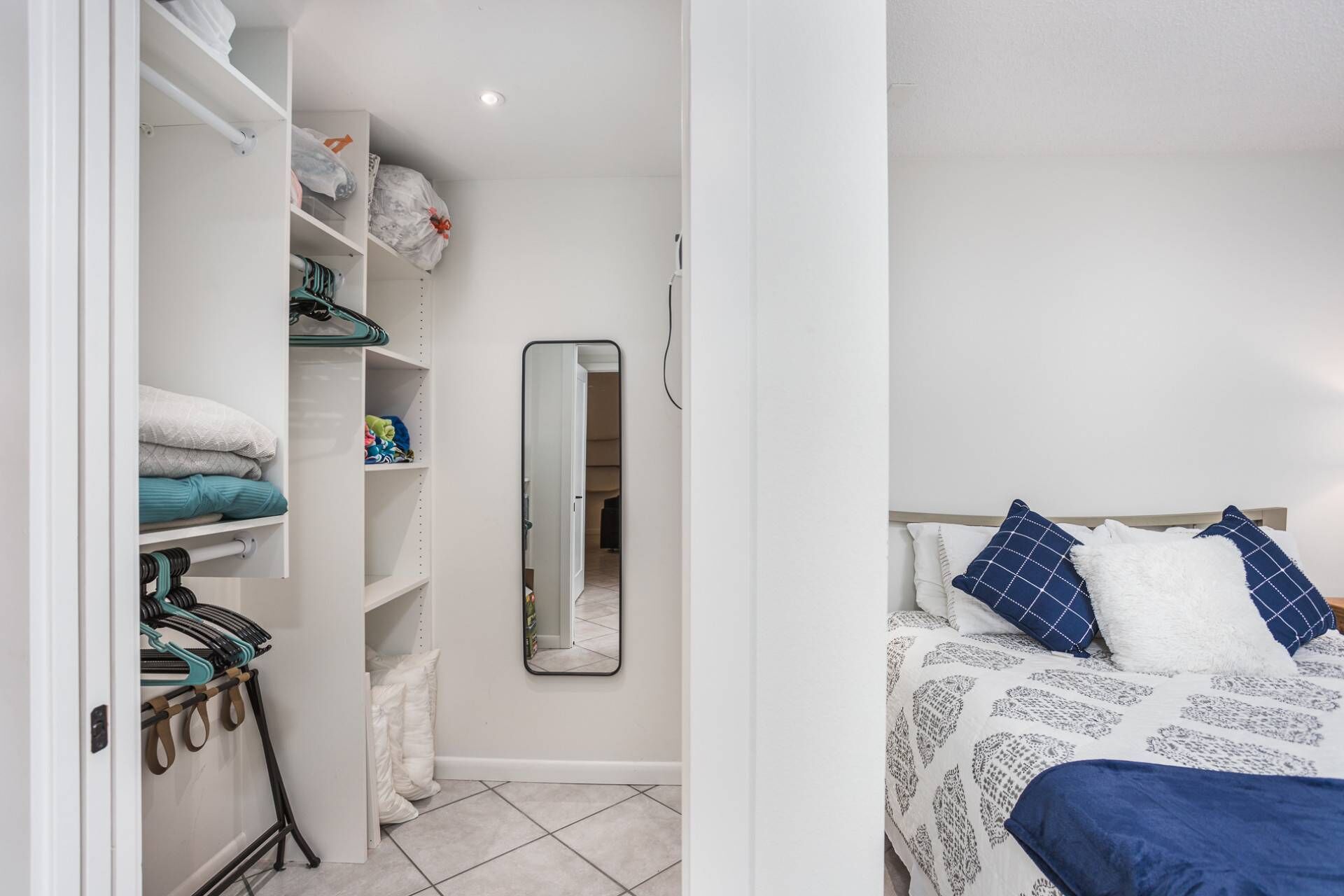 Ein Schlafzimmer mit einem Bett, Kissen und einem Kleiderschrank.