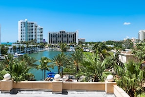 Exterior - Pineapple Cove Walk to Beach (Siesta Key)