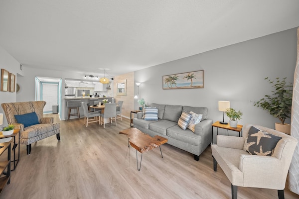 Peaceful Bayfront Retreat At Siesta Key's Bay Oaks - Siesta Key, FL