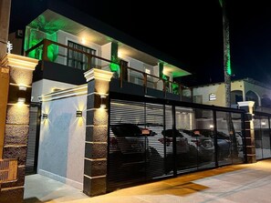 Fachada da propriedade à noite