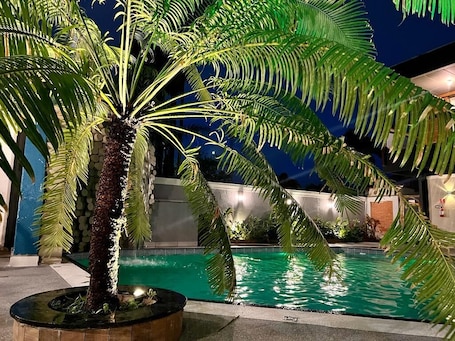 Una piscina al aire libre