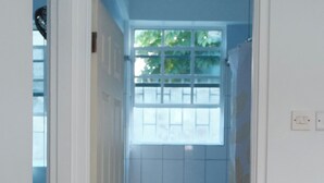 Ein Badezimmer mit Toilette, Dusche und Fenster.