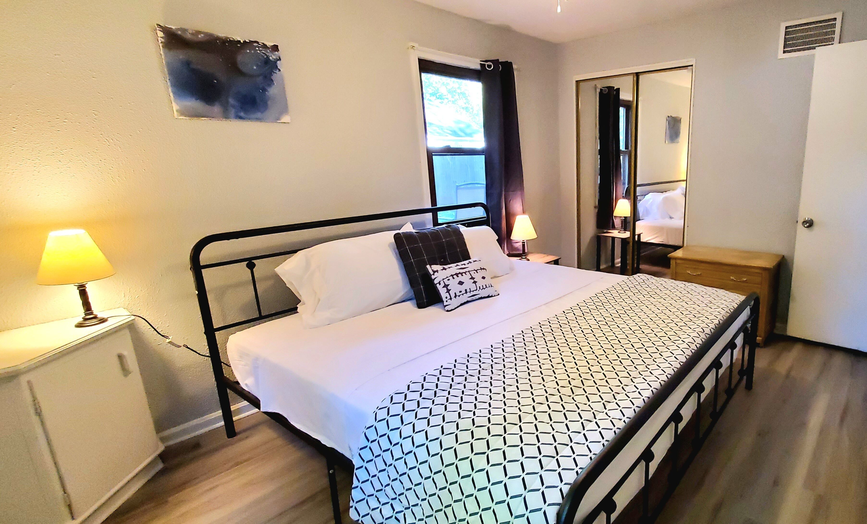 4 chambres, bureau, fer et planche à repasser, lit parapluie