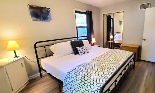 2 KING 3 QUEEN BEDS. Spacious. Quiet Neighborhood