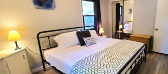 2 KING 3 QUEEN BEDS. Spacious. Quiet Neighborhood