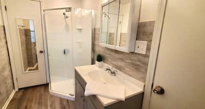2 KING 3 QUEEN BEDS. Spacious. Quiet Neighborhood