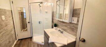 2 KING 3 QUEEN BEDS. Spacious. Quiet Neighborhood