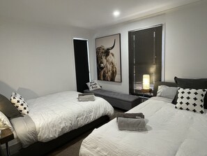 3 Schlafzimmer, Schreibtisch, Bügeleisen/Bügelbrett, Reisekinderbett