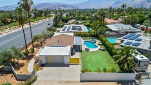 Um imóvel residencial com piscina, painéis solares e vista para as montanhas.