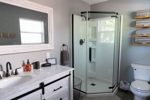 Combined shower/bathtub, hair dryer, towels, soap - AMAZING LAKEFRONT RETREAT, QUIET COVE, FIRE PIT—perfect for family and friends. (Camdenton)