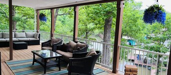 WOW! Amazing location, lakefront for family & friends, quiet cove & fire pit! 