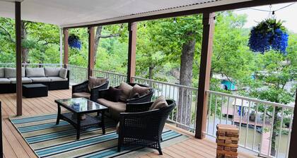 WOW! Amazing location, lakefront for family & friends, quiet cove & fire pit!