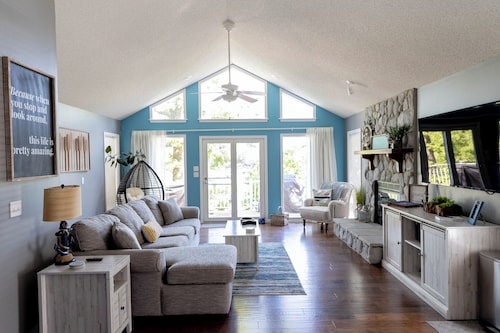 AMAZING LAKEFRONT RETREAT, QUIET COVE, FIRE PIT—perfect for family and friends.