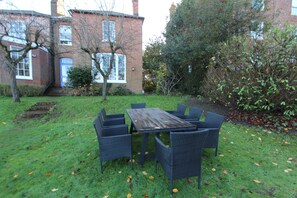 Outdoor dining - Heart Of Reading, Free Breakfast + Parking + Games + BBQ + Firepit  (Reading)