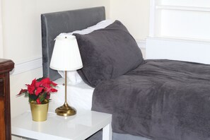 4 bedrooms, desk, soundproofing, iron/ironing board - Heart Of Reading, Free Breakfast + Parking + Games + BBQ + Firepit  (Reading)