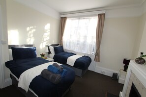 4 bedrooms, desk, soundproofing, iron/ironing board - Heart Of Reading, Free Breakfast + Parking + Games + BBQ + Firepit  (Reading)