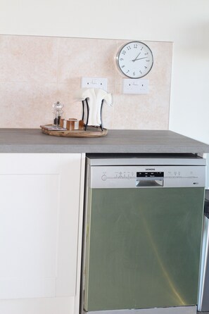 Interior - Heart Of Reading, Free Breakfast + Parking + Games + BBQ + Firepit  (Reading)